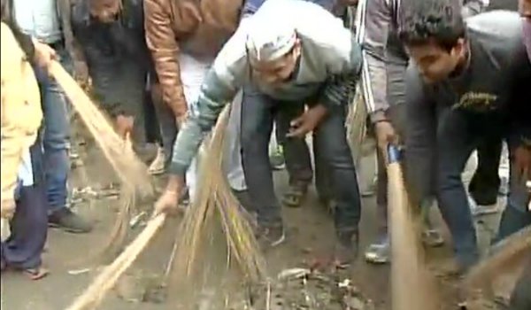 day 5 of MCD strike : AAP leaders on streets to clean up garbage