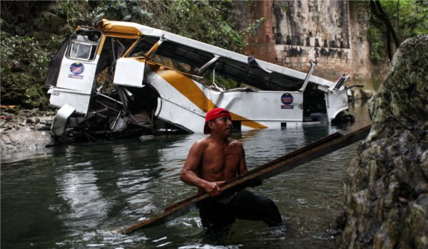 18 dead in football teams bus crash in mexico