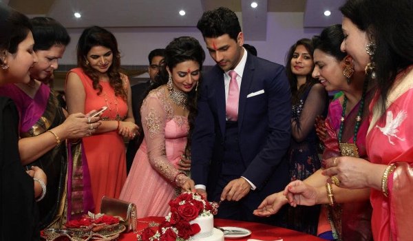 Divyanka tripathi gets engaged to yeh hai mohabaten co star vivek dahiya