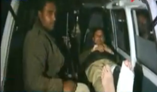 SP party's woman leader Sangeeta Rahul beats the police inspector inside police station  meerut