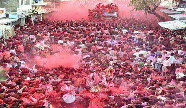 birbal dancing befor badshah rath and peoples playing holi with badshah in beawer.