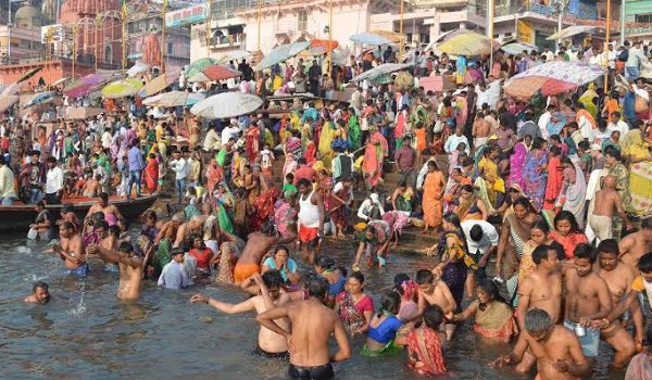 भगवान सूर्य के मोक्ष की कामना के लिए हजारों श्रद्धालुओं ने गंगा में लगाई डुबकी