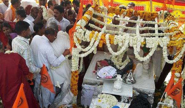 रोजगारेश्वर मंदिर में शिवलिंग की पुन: प्रतिष्ठा, गूंजे बम-बम भोले के जयकारे