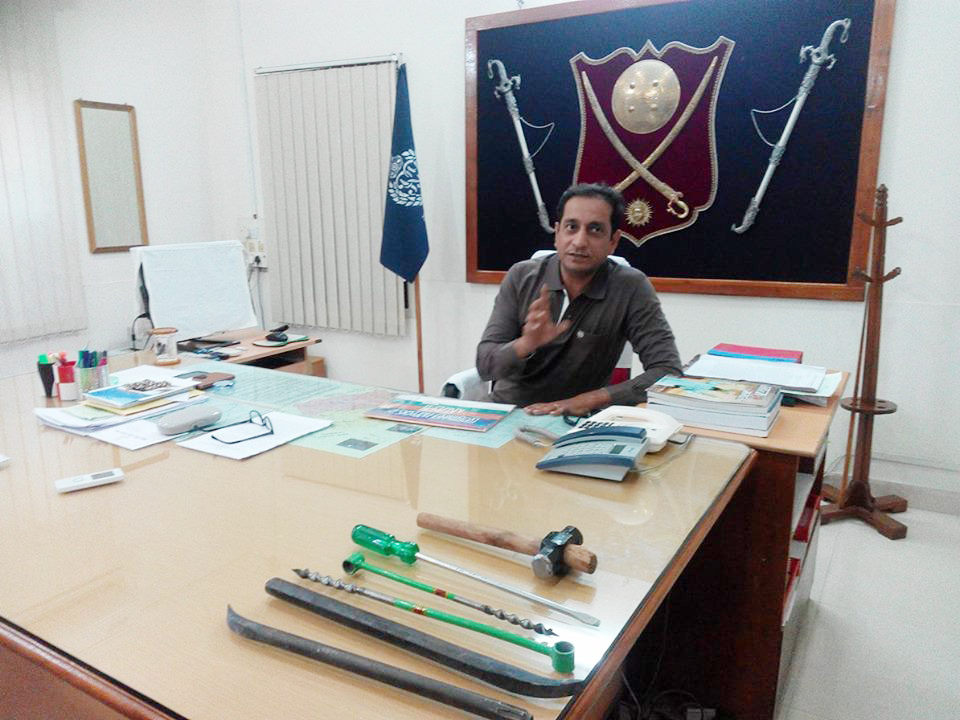 sp sandeepsingh chauhan showing tools used in theft.