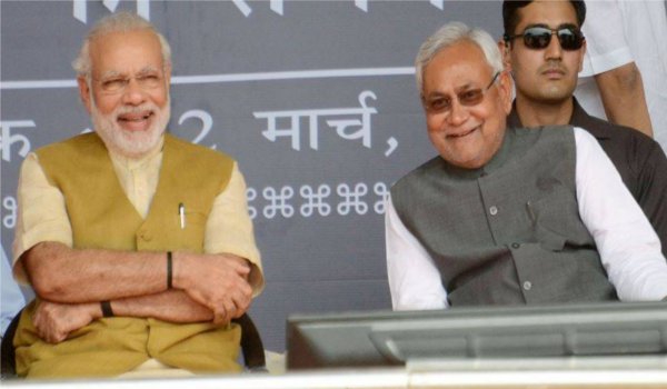 PM Modi and Nitish kumar share stage in bihar, show camaraderie