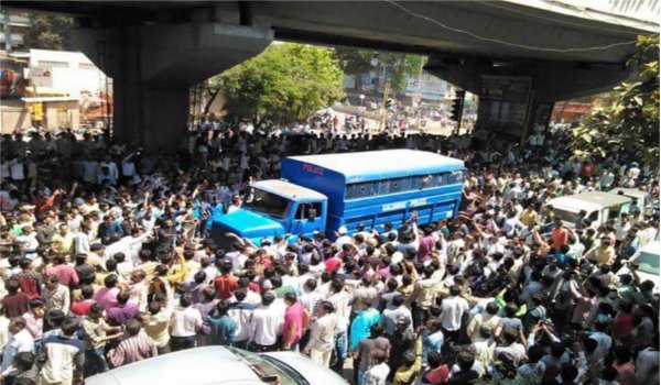 patidar andolan turns violent in gujarat, curfew in mehsana