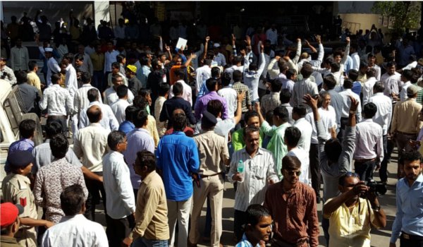 patidar andolan turns violent in gujarat, curfew in mehsana