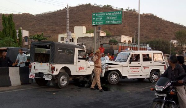 कभी न देखा होगा ऐसा एक्सीडेंट : पुलिस की दो गाडियां नाथद्वारा में आपस में कुछ यूं टकराई।