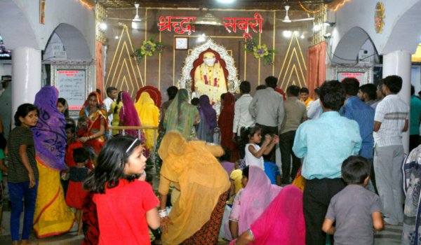 सांई बाबा मंदिर में लगाया मीठे चावल व नमकीन चने का भोग