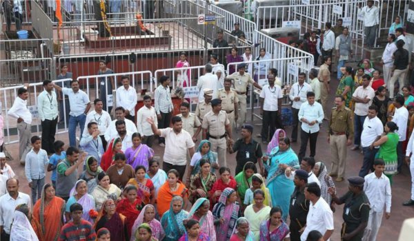 कोर्ट के आदेश बेअसर, शनि शिंगणापुर मंदिर में महिलाओं को जाने से रोका