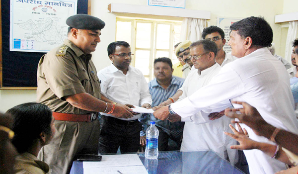 aburoad pradhan giving memorandum to exise inspecter and tahsildar