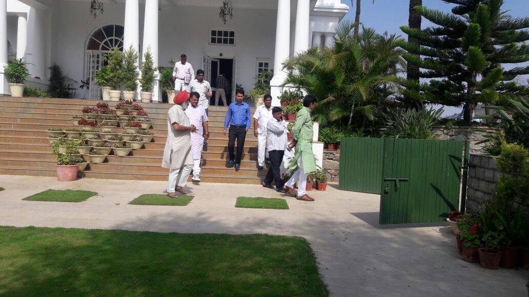 sirohi minister incharge rajendra rathode, surendrasingh tt and mp devji patel leaving for sirohi from mount abu on monday morning