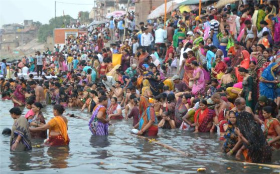 गंगा दशहरा : लाखों श्रद्धालुओं ने गंगा में लगाई डुबकी, मां की भव्य आरती