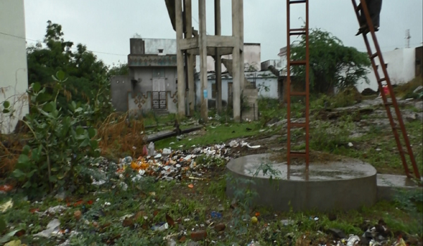 गोयली में मुख्यमंत्री के निरीक्षण के दौरान पानी की टंकी के चारों ओर पसरी गंदगी।