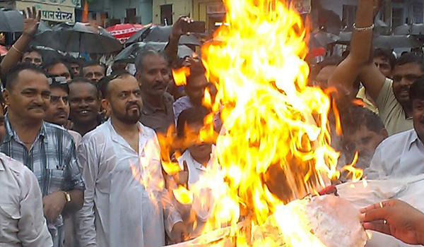 मुख्यमंत्री की सिरोही में मौजूदगी के दौरान कांग्रेस ने लगाई बारिश में आग