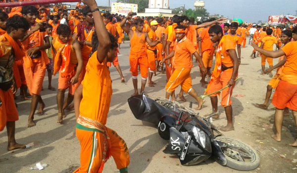 बस्ती में ​कांवड़ियों का उपद्रव, गोरखपुर जिला जज हुए चोटिल