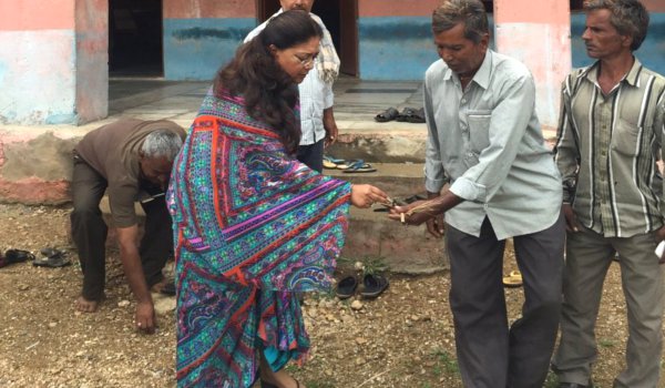 जब मुख्यमंत्री राजे खुद उठाने लगीं कचरा, स्कूल हो गया साफ