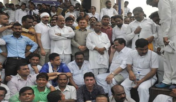 BSP worker protest in lucknow over bjp leader Derogatory remarks against Mayawati