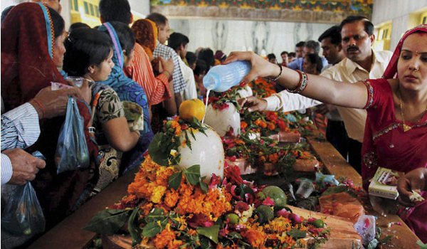 सावन के पहले सोमवार पर शिवालयों में गूंजा हर हर महादेव