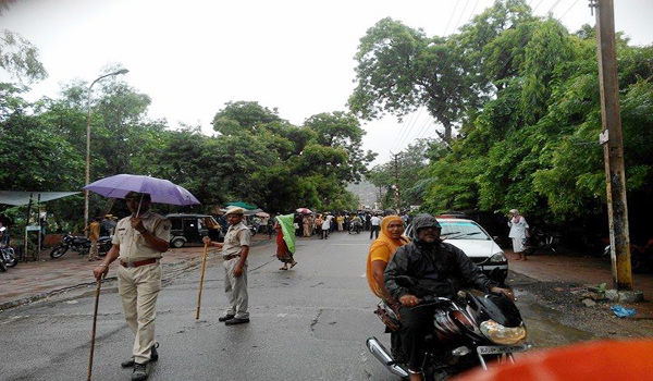 jam imposed on palace road by followers of soordas maharaj after attack on his ashram