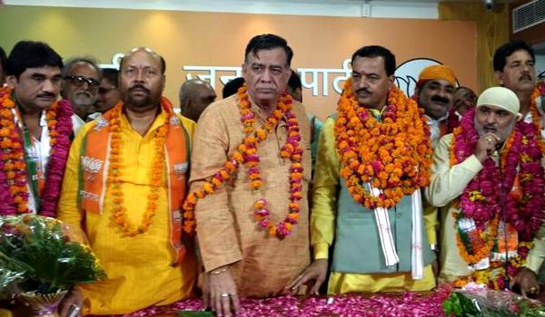 BJP में शामिल हुए कांग्रेस, बसपा व सपा के छह विधायक