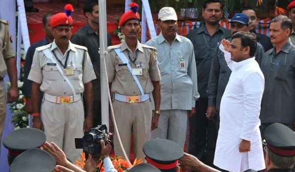 uttar pradesh cm akhilesh hoists the national flag in lucknow