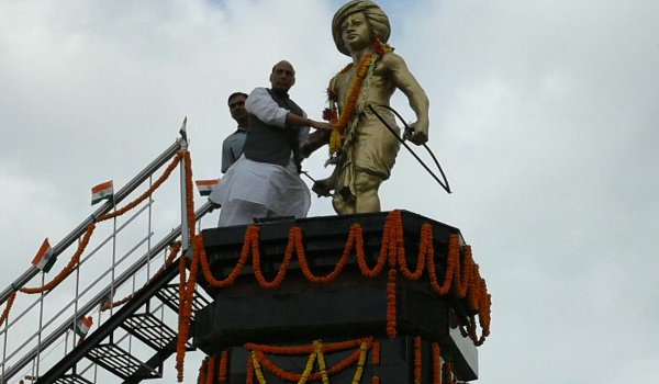 शहीद बिरसा मुंडा के गांव पहुंचे राजनाथ, नक्सलियों को दी चेतावनी