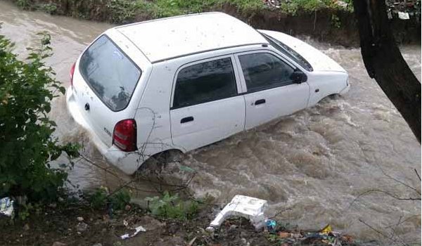 Indore: car of 5 drunk girls falls into river