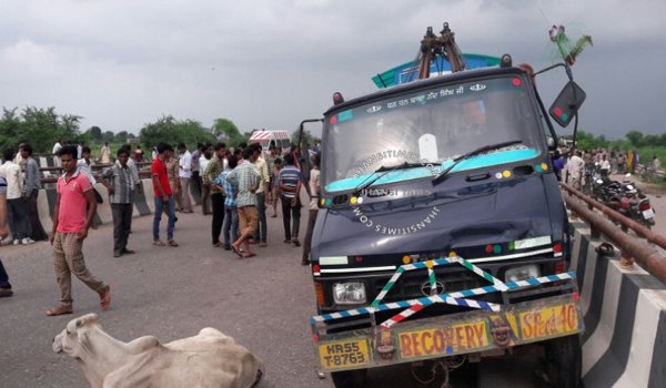 झांसी-कानपुर हाइवे पर क्रेन ने 9 को कुचला, 5 की मौत