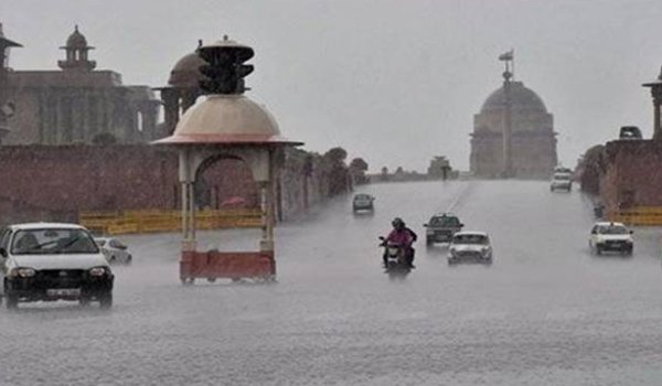 heavy rains lashes delhi and ncr, waterlogging causes traffic chaos