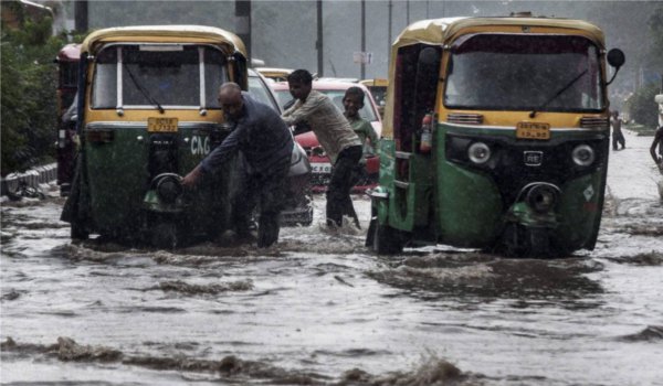 heavy rains lashes delhi and ncr, waterlogging causes traffic chaos