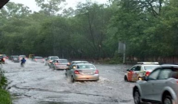 heavy rains lashes delhi and ncr, waterlogging causes traffic chaos