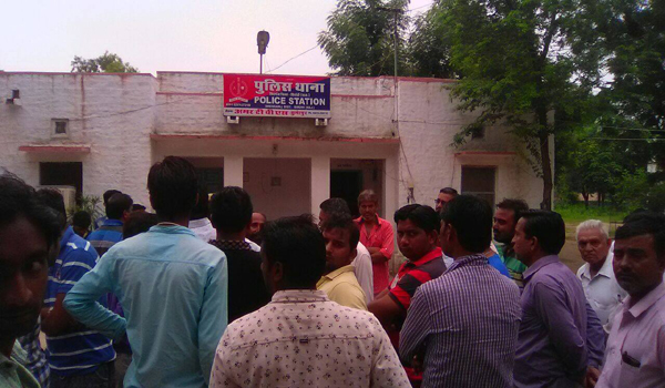 mob collected at shivganj police station