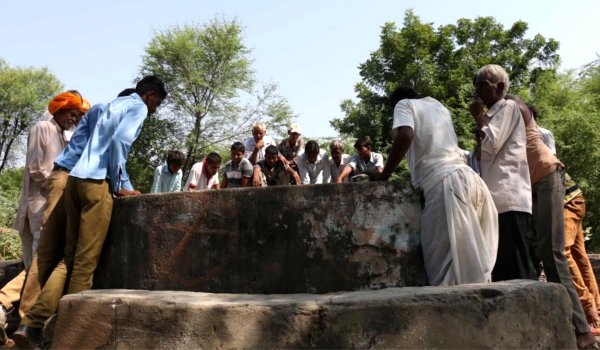 लाल क्रास निशान लगा वह कुआं जहां से गांव में जलदाय विभाग ने की पानी सप्लाई।