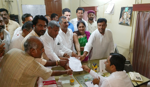 anti sanyam lodha congressman giving memorandum to sdm sirohi for roll back of price hike of electricity