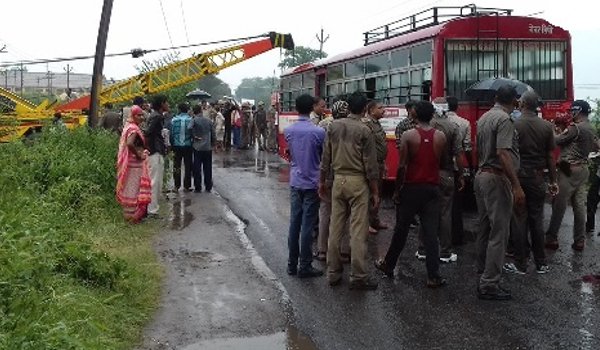 एटा : रोडवेज बस पर हाईटेंशन तार गिरा, 9 यात्रियों की मौत