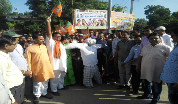 bjp with the effigy of rahul gandhi in sirohi