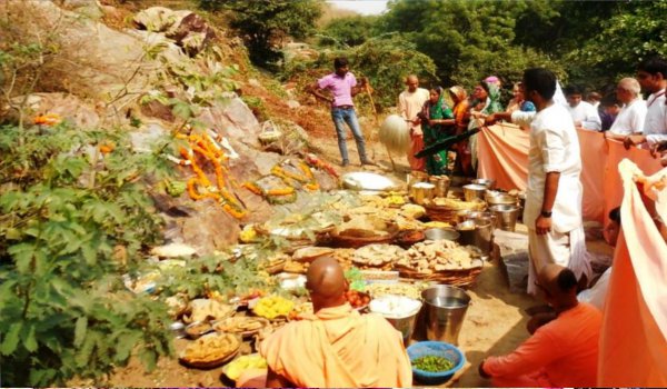 गोवर्धन पूजा पर गिर्राज तलहटी में अन्नकूट व छप्पन भोग लगाया गया