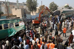 collision of two trains in Pakistan