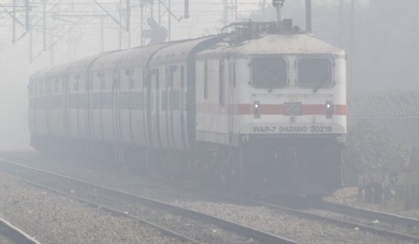 कोहरे के चलते शुक्रवार को राजधानी, दुरंतो सहित 38 ट्रेनें लेट