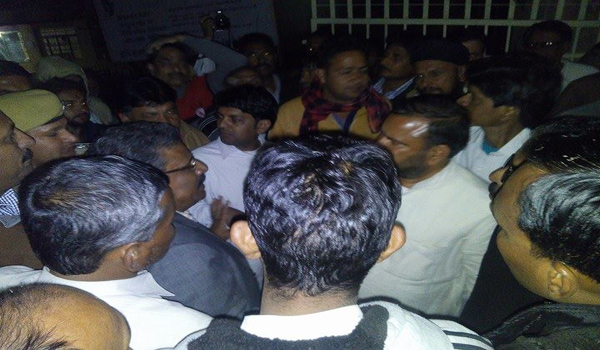 aceo asharam dudi talking to congresman at dharna place