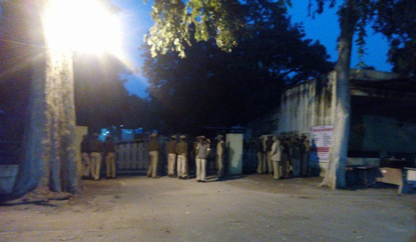 aceo asharam dudi talking to congresman at dharna place