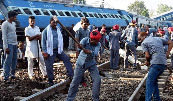ट्रेन हादसा : रेलवे के 4 अधिकारी निलंबित, छुट्टी पर भेजे गए महाप्रबंधक