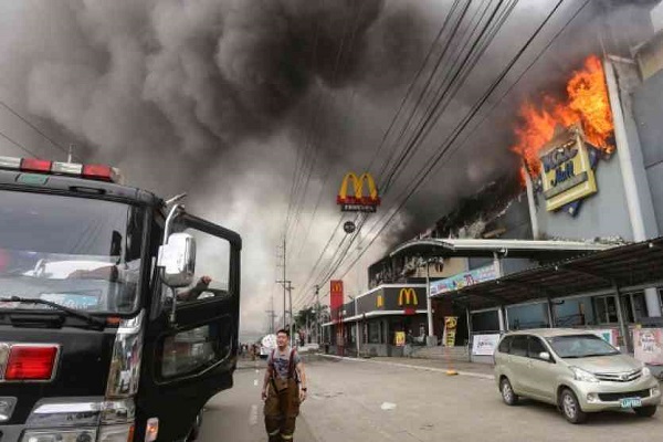 फिलीपींस के शॉपिंग मॉल में आग, लोगों में मची भगदड़