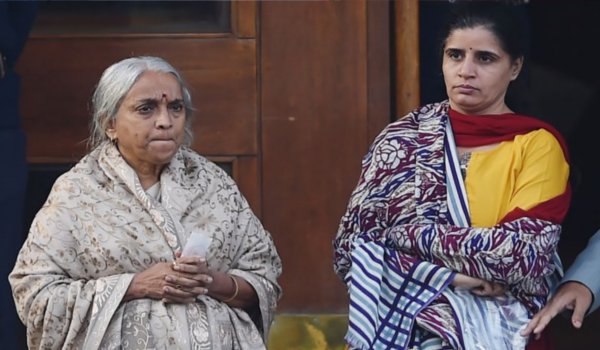 सुषमा स्वराज से मिलीं कुलभूषण जाधव की मां व पत्नी